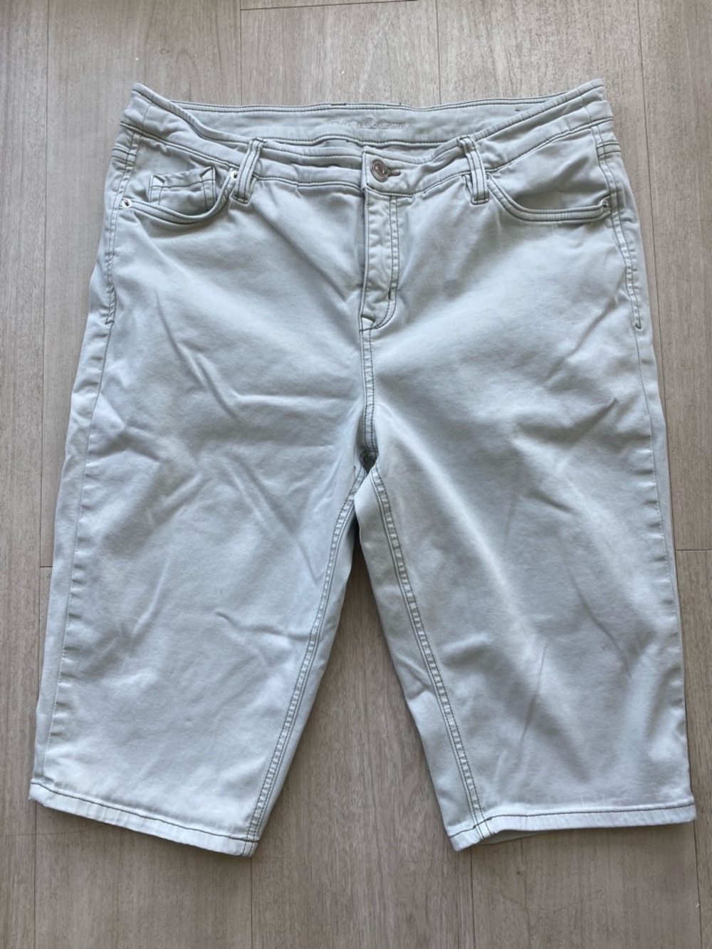 Tommy Bahama Beach High Rise Boardwalk Short Women Medium Tea Leaf 14x15 Bermuda